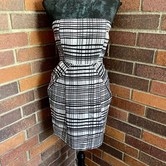 Black and White Plaid Strapless Dress with Pockets - Picture 3 of 12